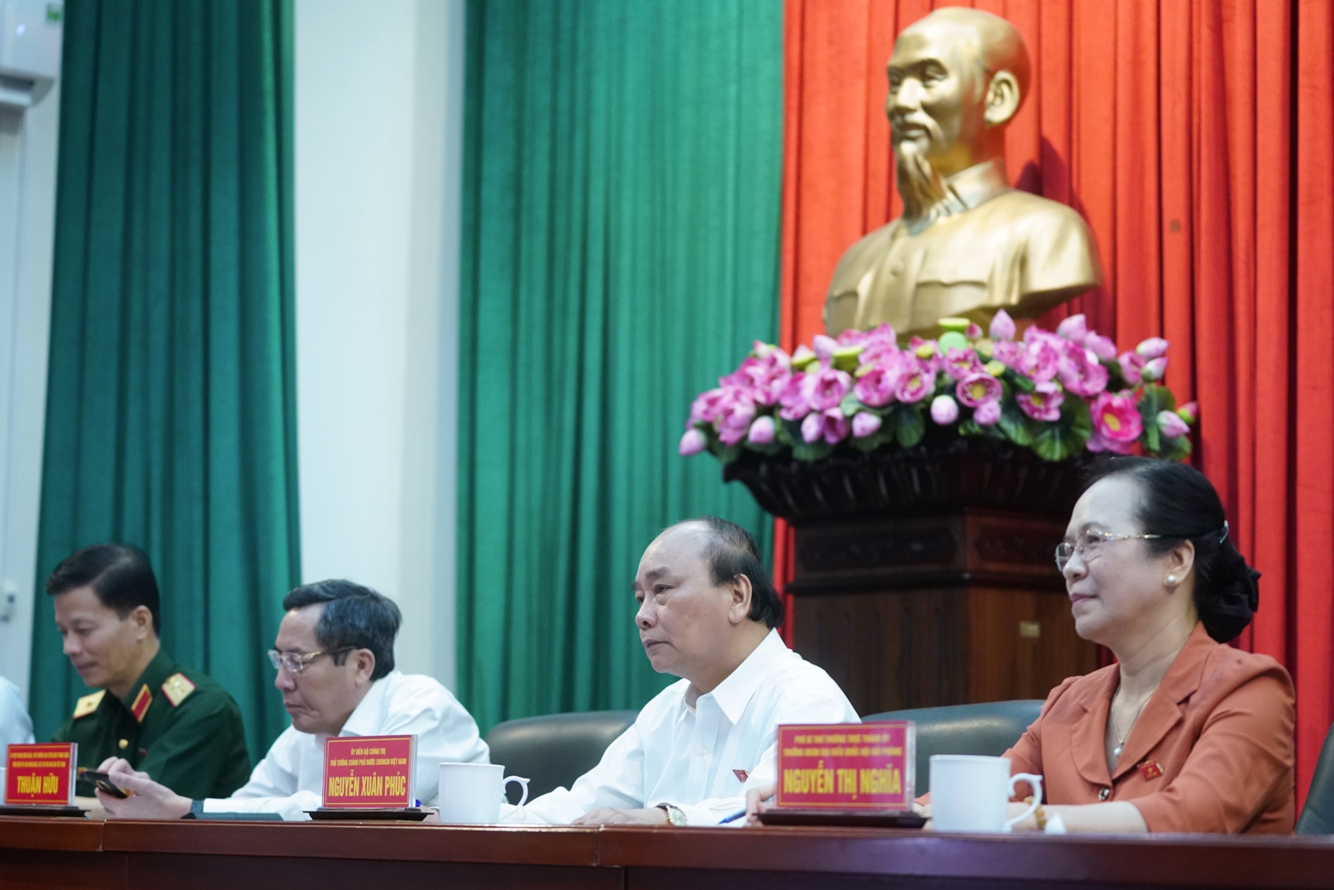 chum anh thu tuong nguyen xuan phuc tiep xuc cu tri bao cao ket qua ky hop quoc hoi