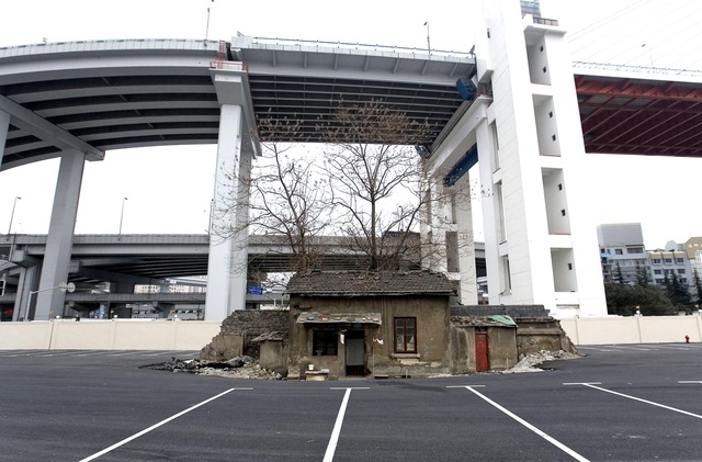 Những ngôi nhà “cứng đầu” một mình một kiểu, có tiền cũng khó phá nhung ngoi nha cung dau mot minh mot kieu co tien cung kho pha