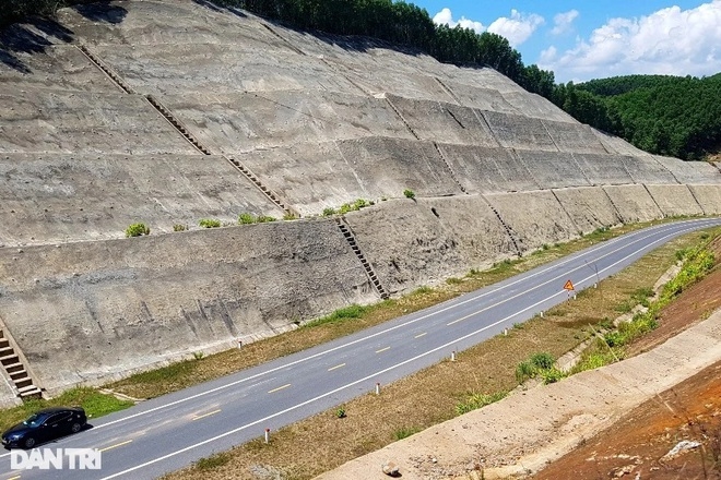 Cận cảnh tuyến cao tốc nối Đà Nẵng với Thừa Thiên Huế can canh tuyen cao toc noi da nang voi thua thien hue
