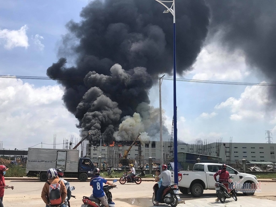 khoi den nghi ngut lua bao trum cong ty san xuat ban ghe o binh duong
