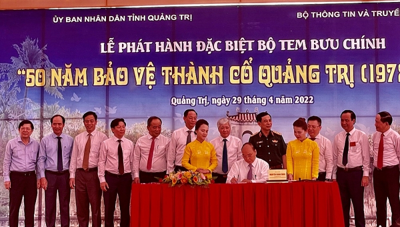 Phát hành bộ tem “50 năm bảo vệ Thành cổ Quảng Trị” phat hanh bo tem 50 nam ba o ve tha nh co qua ng tri