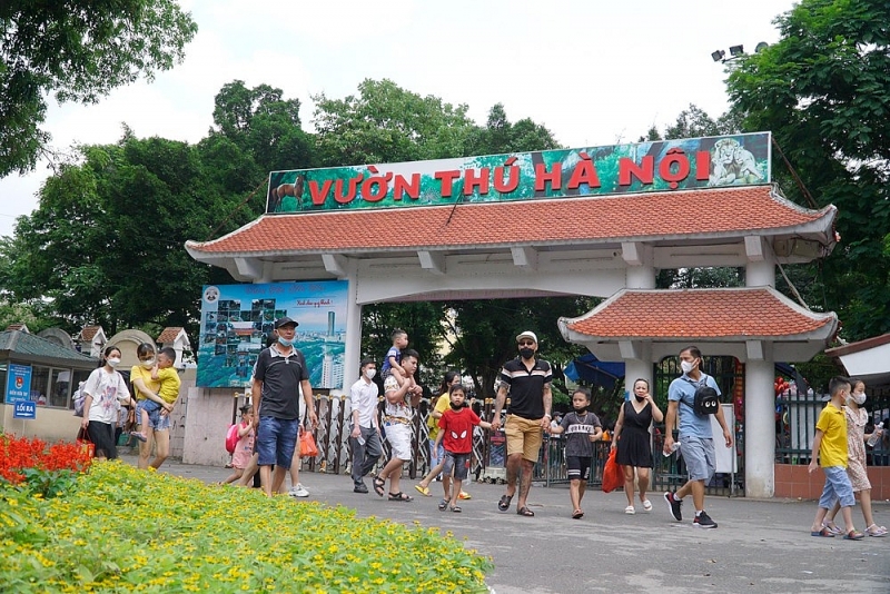 ha noi cong vien thu le chat kin nguoi trong ngay dau nghi le 304