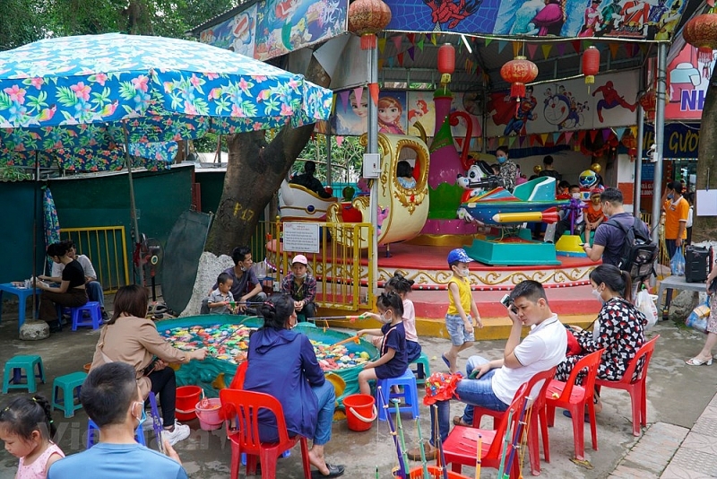 ha noi cong vien thu le chat kin nguoi trong ngay dau nghi le 304