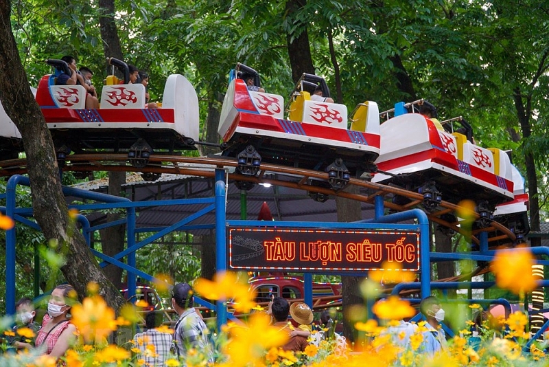 ha noi cong vien thu le chat kin nguoi trong ngay dau nghi le 304