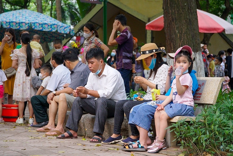 ha noi cong vien thu le chat kin nguoi trong ngay dau nghi le 304
