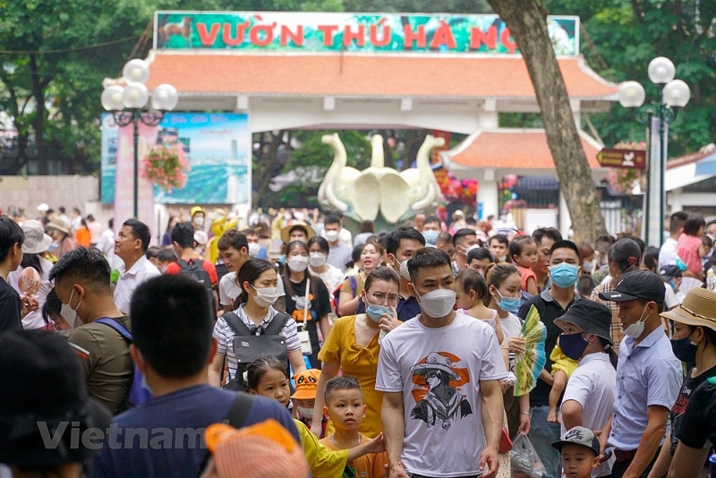 ha noi cong vien thu le chat kin nguoi trong ngay dau nghi le 304