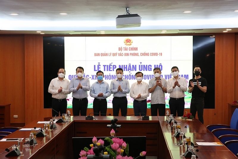 Góp thêm 320 tỷ đồng cho Quỹ vắc-xin, tổng cộng Sun Group đã ủng hộ gần 510 tỷ đồng qua các đợt dịch gop them 320 ty dong cho quy vac xin tong cong sun group da ung ho gan 510 ty dong qua cac dot dich