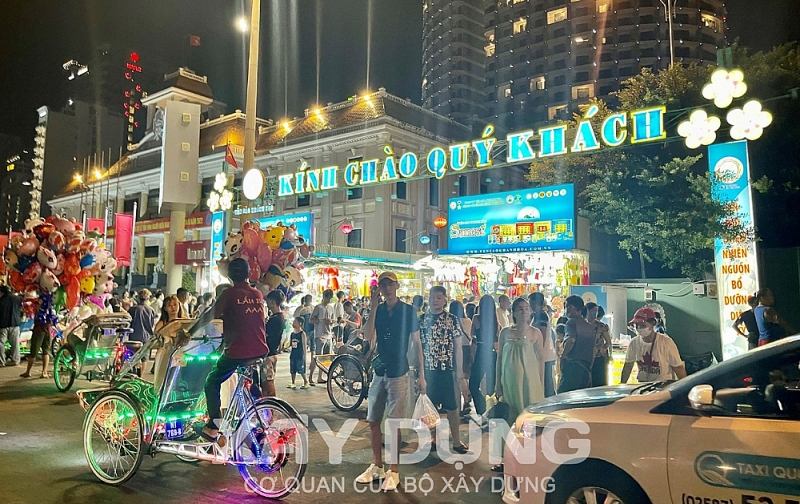 khanh hoa hua hen bung no du khach dip he