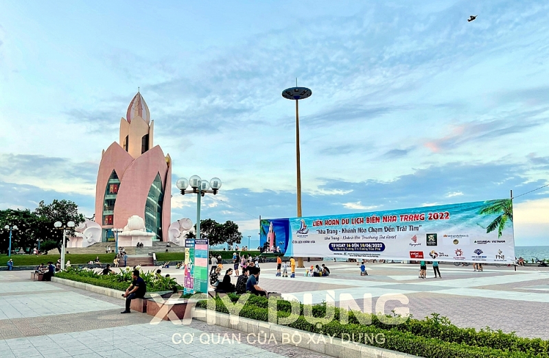khanh hoa hua hen bung no du khach dip he