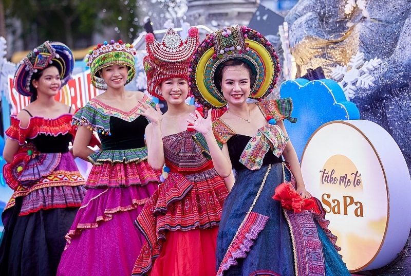 sau thanh hoa va da nang sun group mang le hoi carnival da sac mau cap ben hoa binh