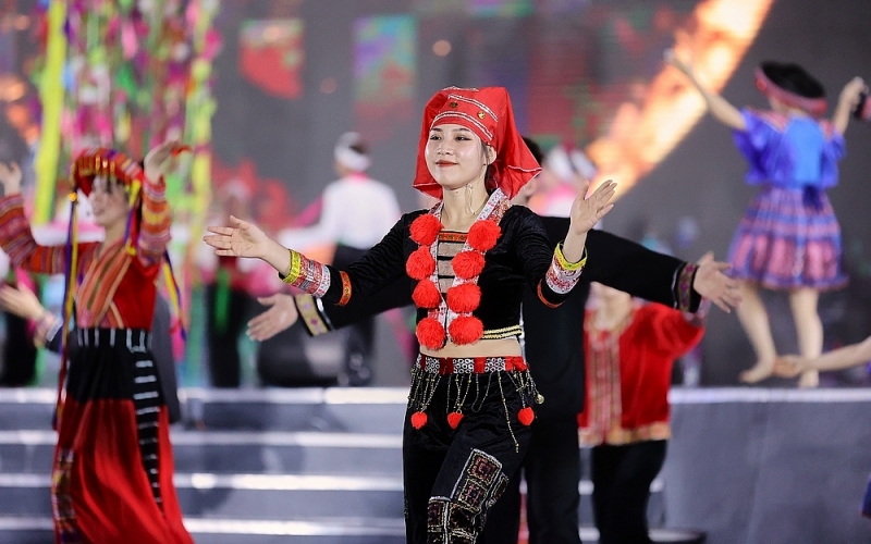 sau thanh hoa va da nang sun group mang le hoi carnival da sac mau cap ben hoa binh