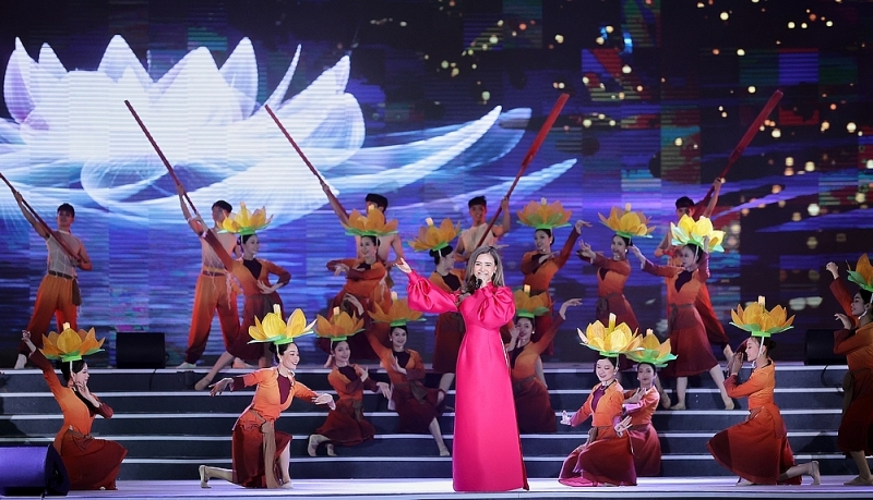 sau thanh hoa va da nang sun group mang le hoi carnival da sac mau cap ben hoa binh