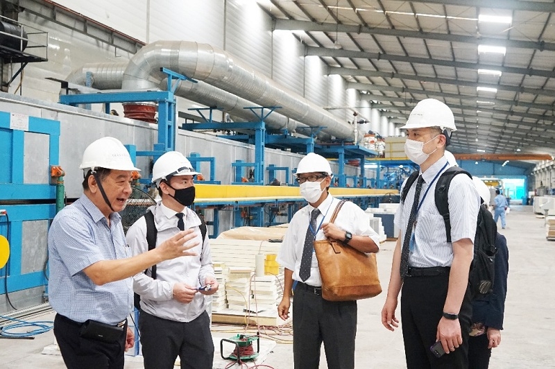 doanh nghiep tien phong dua tam lop 3 lop cach am cach nhiet vao thi truong vlxd