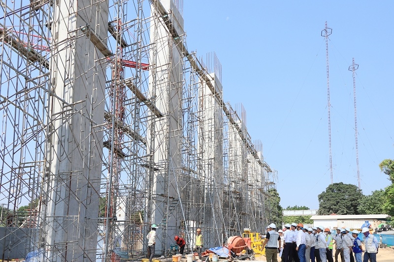 nhon nhip tren dai cong truong nha may dien rac seraphin cua tap doan amaccao