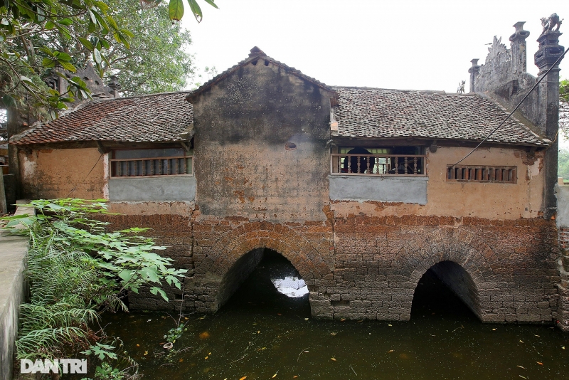 doc la cay cau co hinh thuyen nan up nguoc o ha noi