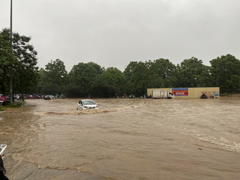 duong ha noi ngap khap nga sau tran mua nhu trut nuoc