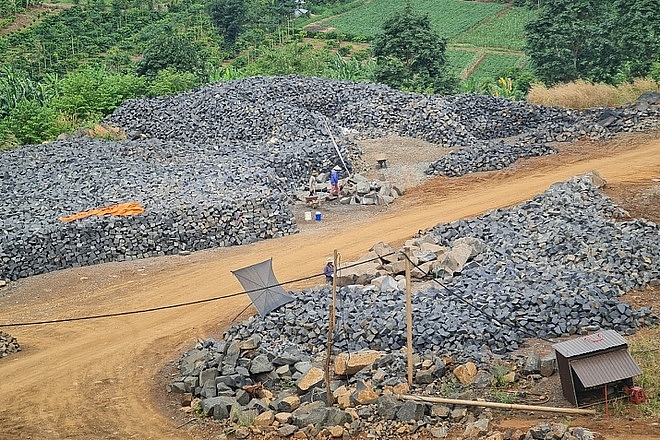 Đắk Nông: Chẻ đá giữa đại ngàn Tây Nguyên, lao động vất vả kiếm tiền mùa xây dựng dak nong che da giua dai ngan tay nguyen lao dong vat va kiem tien mua xay dung