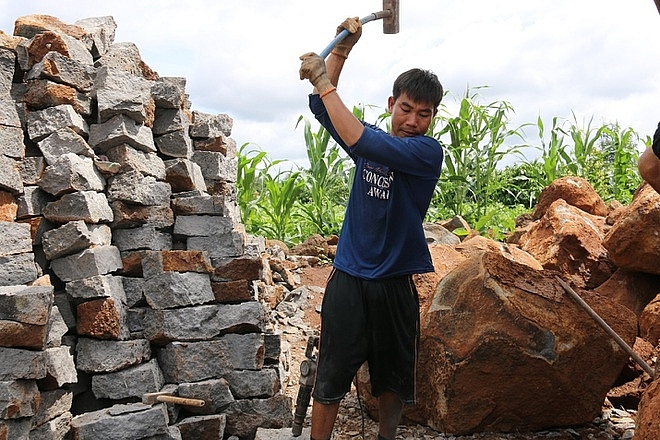 Đắk Nông: Chẻ đá giữa đại ngàn Tây Nguyên, lao động vất vả kiếm tiền mùa xây dựng dak nong che da giua dai ngan tay nguyen lao dong vat va kiem tien mua xay dung