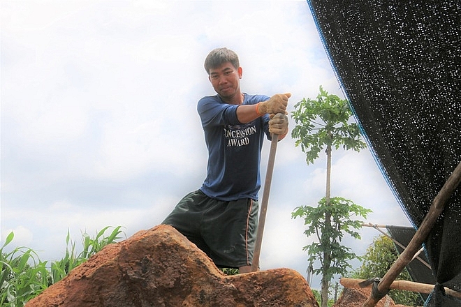 Đắk Nông: Chẻ đá giữa đại ngàn Tây Nguyên, lao động vất vả kiếm tiền mùa xây dựng dak nong che da giua dai ngan tay nguyen lao dong vat va kiem tien mua xay dung