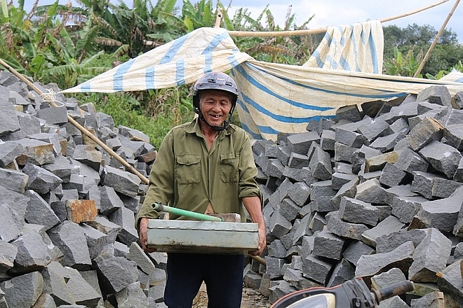 Đắk Nông: Chẻ đá giữa đại ngàn Tây Nguyên, lao động vất vả kiếm tiền mùa xây dựng dak nong che da giua dai ngan tay nguyen lao dong vat va kiem tien mua xay dung