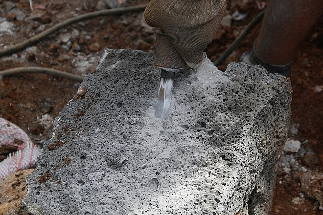 Đắk Nông: Chẻ đá giữa đại ngàn Tây Nguyên, lao động vất vả kiếm tiền mùa xây dựng dak nong che da giua dai ngan tay nguyen lao dong vat va kiem tien mua xay dung