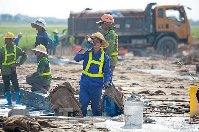 Đại công trường hơn 2000 tỷ cải tạo đường băng sân bay Quốc tế Nội Bài dai cong truong hon 2000 ty cai tao duong bang san bay quoc te noi bai
