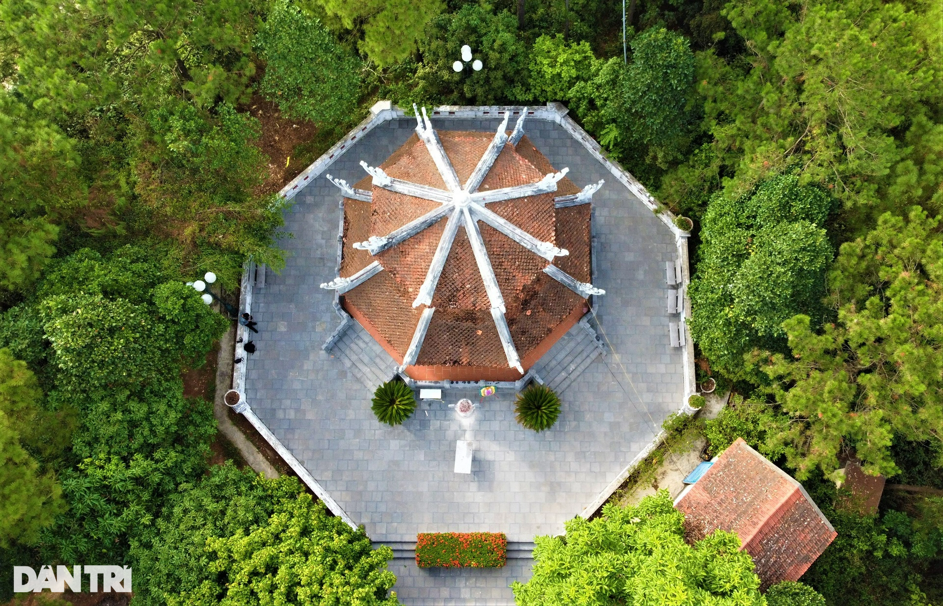 den tho co tong bi thu le duan giua long ho ke go