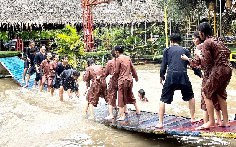 den lang du lich sinh thai ong de kham pha mon ngon va check in miet vuon song nuoc