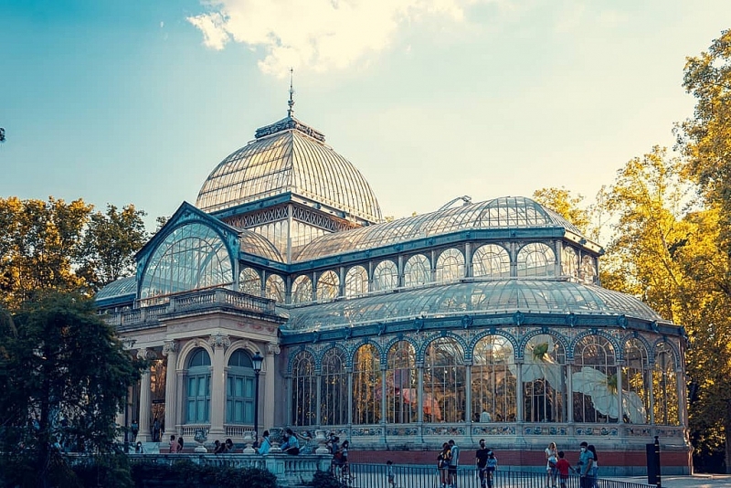 cung dien pha le tram tuoi hut khach check in