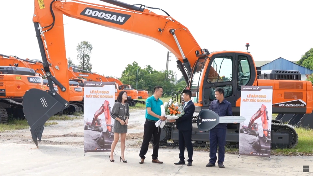 may xuc doosan dx255lca 7m chinh phuc moi cong trinh