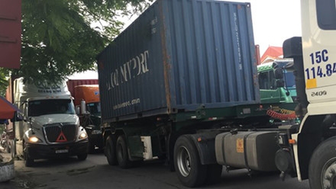 Hàng trăm xe container kẹt cứng tại lối vào cao tốc Hà Nội-Hải Phòng