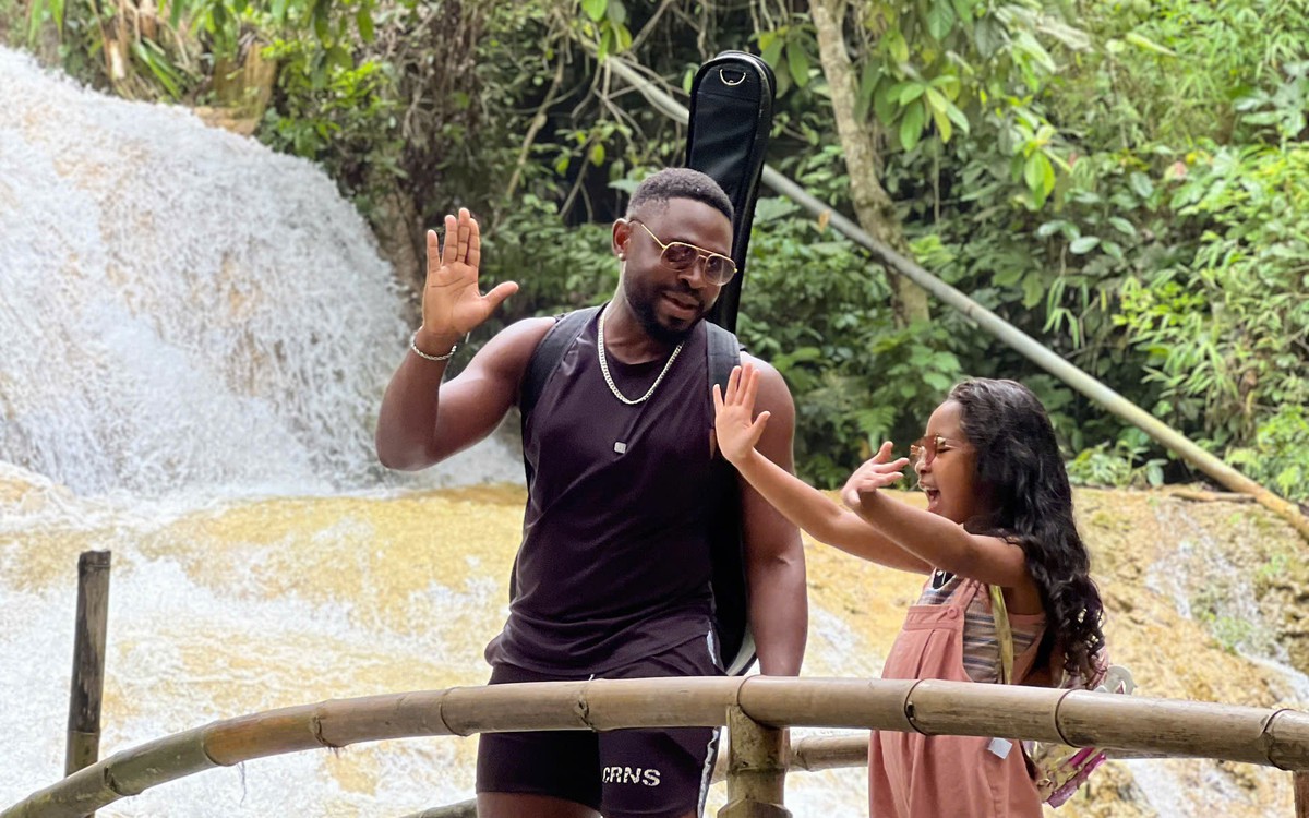 YouTuber người Nigeria Cee Jay bắt cá, sống giữa chuồng vịt khi tham ...