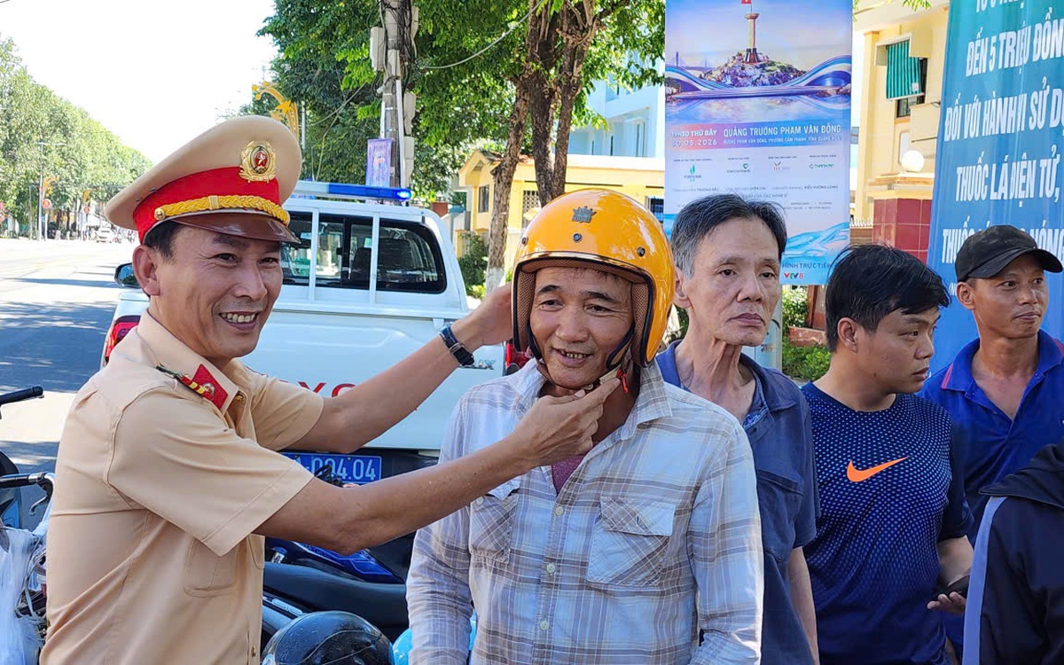 Quảng Ngãi: Người dân bất ngờ khi được CSGT dừng xe, tặng mũ bảo hiểm