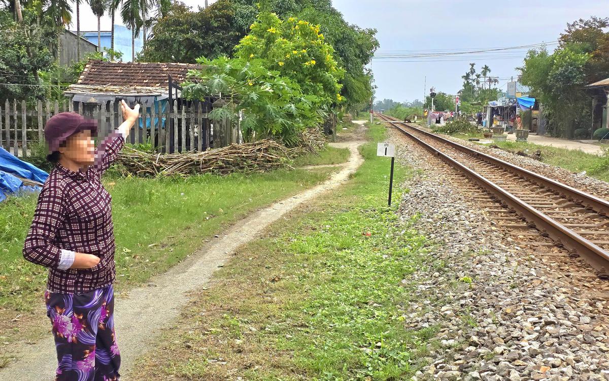Đứng bên trong khổ giới hạn đường sắt tại Đà Nẵng, người đàn ông bị tàu hàng tông tử vong