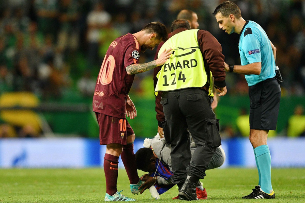 Fan cuồng lao vào sân ôm, quỳ gối hôn chân Messi
