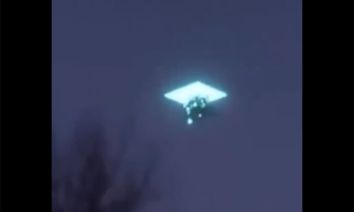 UFO bí ẩn xuất hiện khắp thế giới dịch chuyển qua "cổng ánh ...