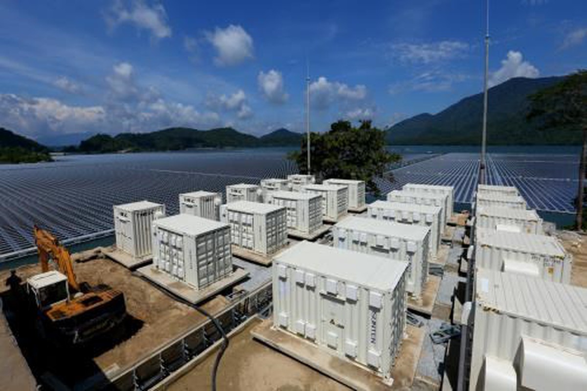First floating solar power’s inverter station generates electricity