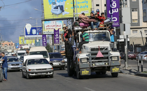 Giờ cảnh b&aacute;o tấn c&ocirc;ng cận kề, h&agrave;ng ngh&igrave;n người ở Gaza lũ lượt sơ t&aacute;n