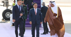 Thủ tướng đến Saudi Arabia, bắt đầu lịch tr&igrave;nh l&agrave;m việc d&agrave;y đặc