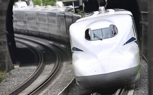 1.400 h&agrave;nh kh&aacute;ch bị mắc kẹt 11 giờ tr&ecirc;n t&agrave;u cao tốc v&igrave; động đất ở Nhật Bản