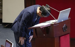 Thủ tướng H&agrave;n Quốc c&uacute;i đầu xin lỗi v&igrave; kh&ocirc;ng phản đối thiết qu&acirc;n luật đến c&ugrave;ng