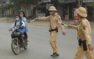 CSGT xử phạt h&agrave;ng loạt học sinh "đầu trần", ph&oacute;ng xe m&aacute;y đến trường