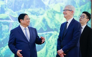 Gặp Thủ tướng, CEO Apple khẳng định sẽ mua nhiều hơn linh kiện đối t&aacute;c sản xuất ở Việt Nam