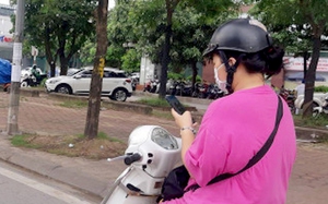 Điều khiển xe m&aacute;y bằng một tay c&oacute; bị phạt?