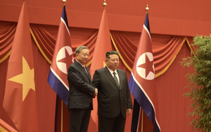 Triều Ti&ecirc;n bắn 21 loạt đại b&aacute;c, ch&agrave;o mừng Tổng B&iacute; thư T&ocirc; L&acirc;m thăm cấp Nh&agrave; nước