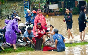 Mưa lũ lịch sử tại miền Trung: H&agrave;ng cứu trợ quốc tế đến với b&agrave; con tỉnh Gia Lai, Đắk Lắk
