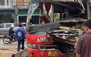 Tuy&ecirc;n Quang: Xe kh&aacute;ch va chạm với xe đầu k&eacute;o rơ-mo&oacute;c, 9 người nhập viện