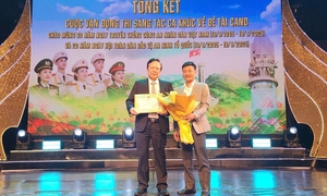 Trao giải Cuộc vận động thi s&aacute;ng t&aacute;c ca kh&uacute;c về đề t&agrave;i C&ocirc;ng an nh&acirc;n d&acirc;n