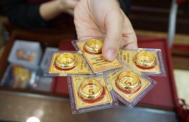 Bất ngờ quay đầu lao dốc mạnh, v&agrave;ng miếng SJC v&agrave; v&agrave;ng nhẫn giảm đến nửa triệu đồng/lượng- Ảnh 1.