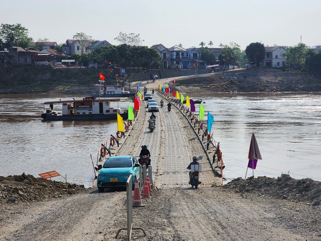 Khẩn cấp cắt cầu phao Phong Ch&acirc;u do lưu tốc nước lớn- Ảnh 1.